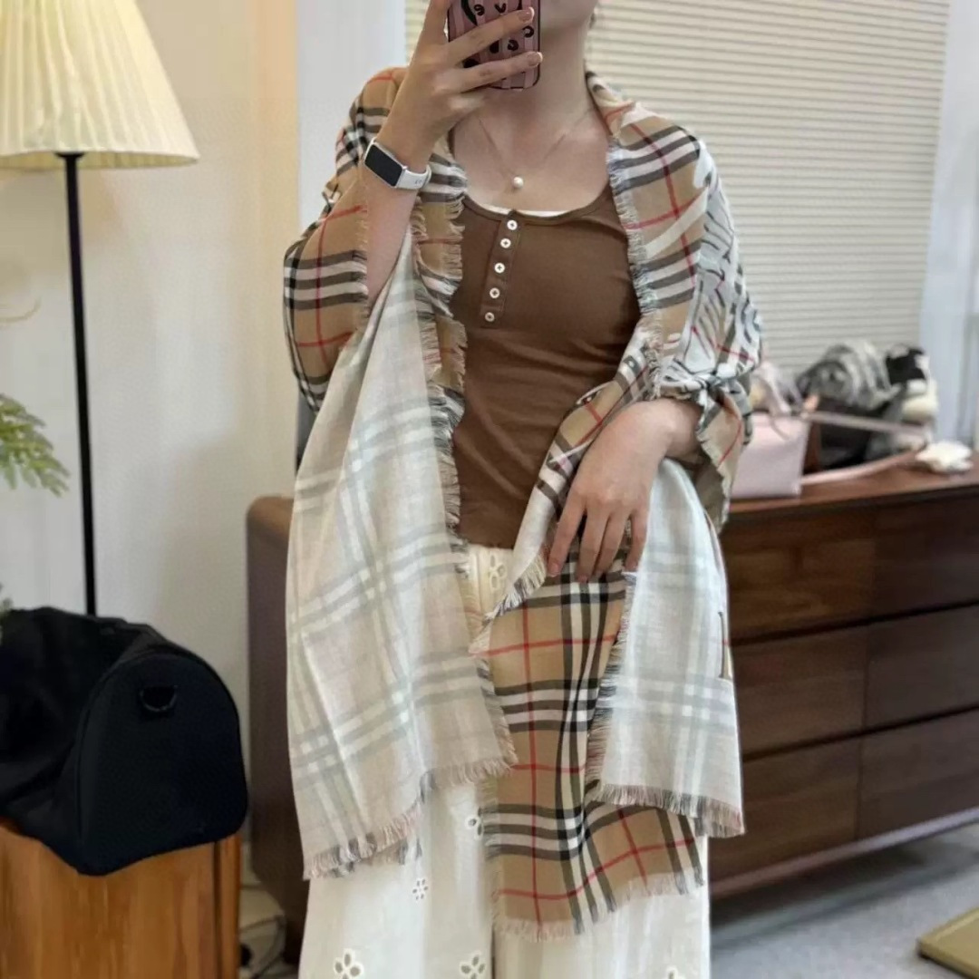 BBR最值得入手的薄款空调披肩金穗战马 .每个颜色一百多条 .佩戴感觉真的很好，扎实的双面提花织造工艺高