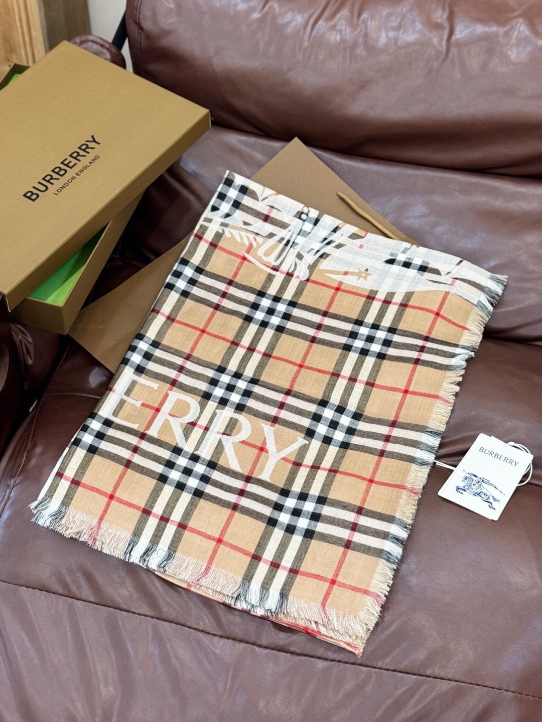 BBR最值得入手的薄款空调披肩金穗战马 .每个颜色一百多条 .佩戴感觉真的很好，扎实的双面提花织造工艺高