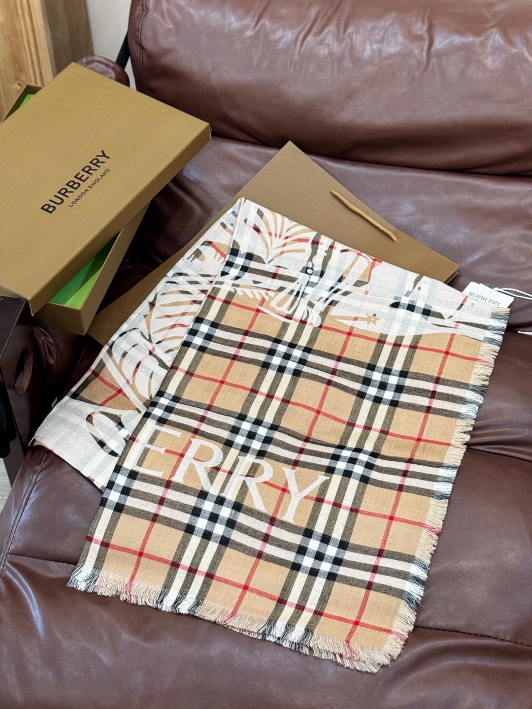 BBR最值得入手的薄款空调披肩金穗战马 .每个颜色一百多条 .佩戴感觉真的很好，扎实的双面提花织造工艺高