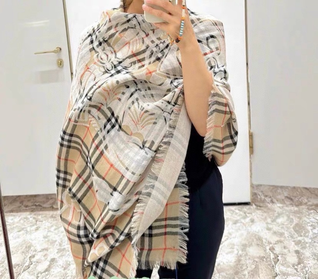 BBR最值得入手的薄款空调披肩金穗战马 .每个颜色一百多条 .佩戴感觉真的很好，扎实的双面提花织造工艺高