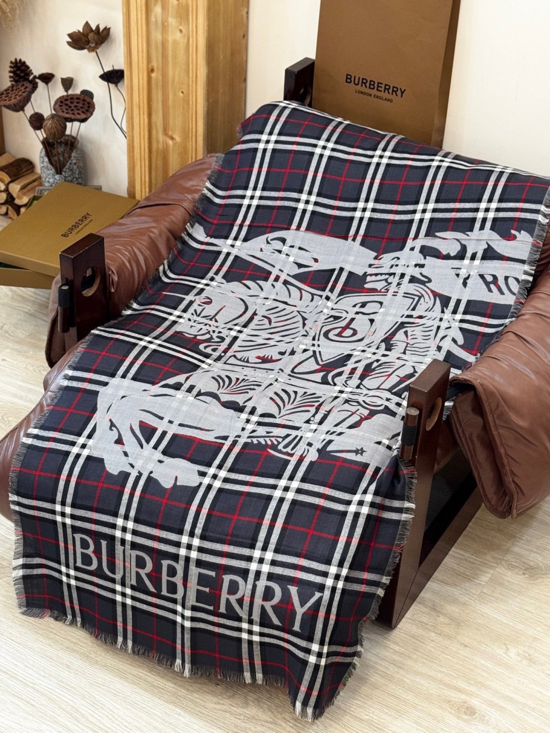 BBR最值得入手的薄款空调披肩金穗战马 .每个颜色一百多条 .佩戴感觉真的很好，扎实的双面提花织造工艺高