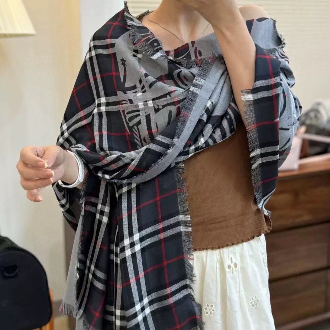 BBR最值得入手的薄款空调披肩金穗战马 .每个颜色一百多条 .佩戴感觉真的很好，扎实的双面提花织造工艺高