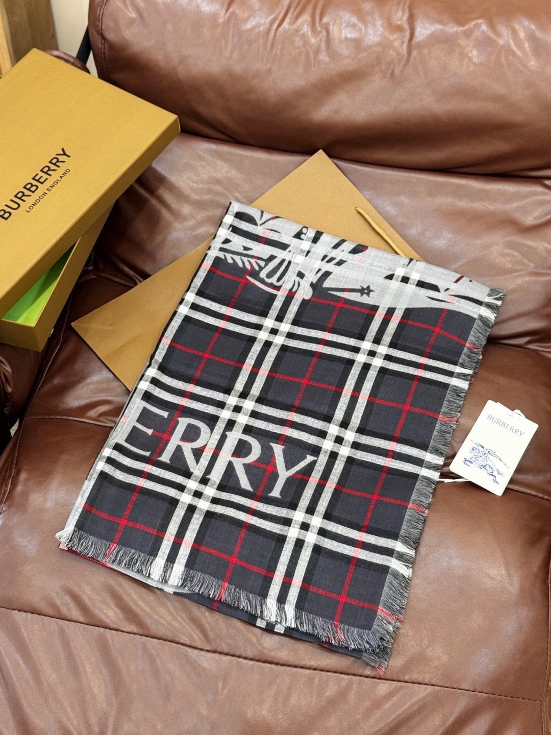 BBR最值得入手的薄款空调披肩金穗战马 .每个颜色一百多条 .佩戴感觉真的很好，扎实的双面提花织造工艺高