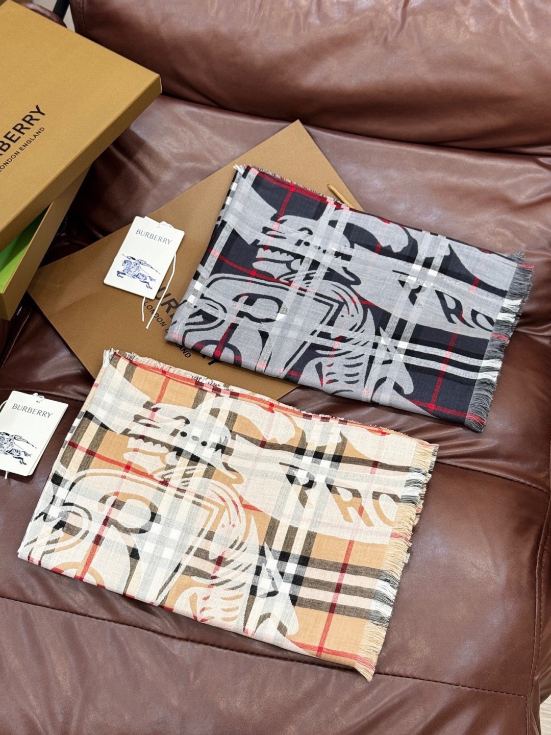 BBR最值得入手的薄款空调披肩金穗战马 .每个颜色一百多条 .佩戴感觉真的很好，扎实的双面提花织造工艺高