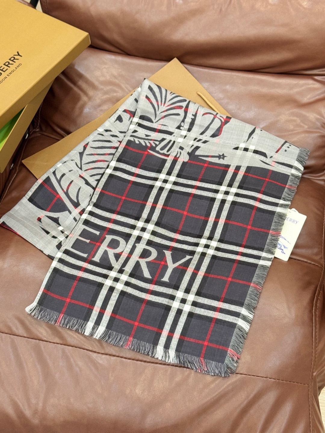 BBR最值得入手的薄款空调披肩金穗战马 .每个颜色一百多条 .佩戴感觉真的很好，扎实的双面提花织造工艺高