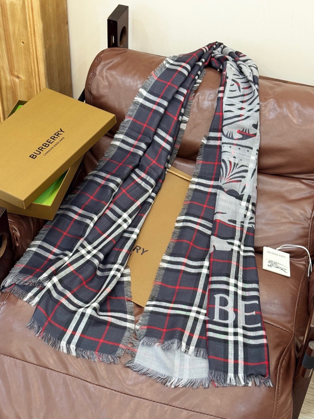 BBR最值得入手的薄款空调披肩金穗战马 .每个颜色一百多条 .佩戴感觉真的很好，扎实的双面提花织造工艺高