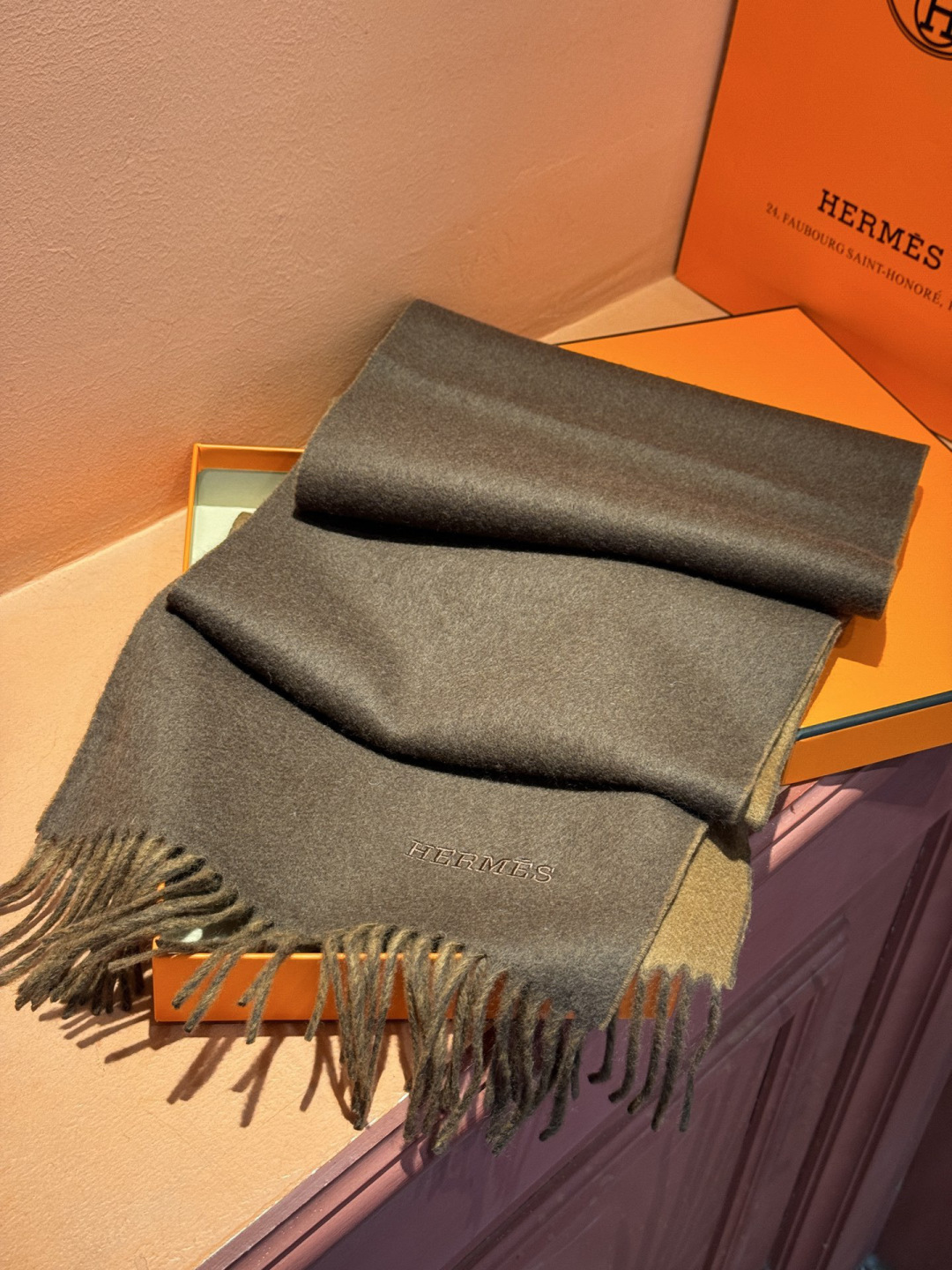 ✨✨太美了😍 爱马仕 情侣款 美到要尖叫😱专柜最新款🎊英伦欧美范儿 又是一款即时尚又实用的大围巾&长巾，