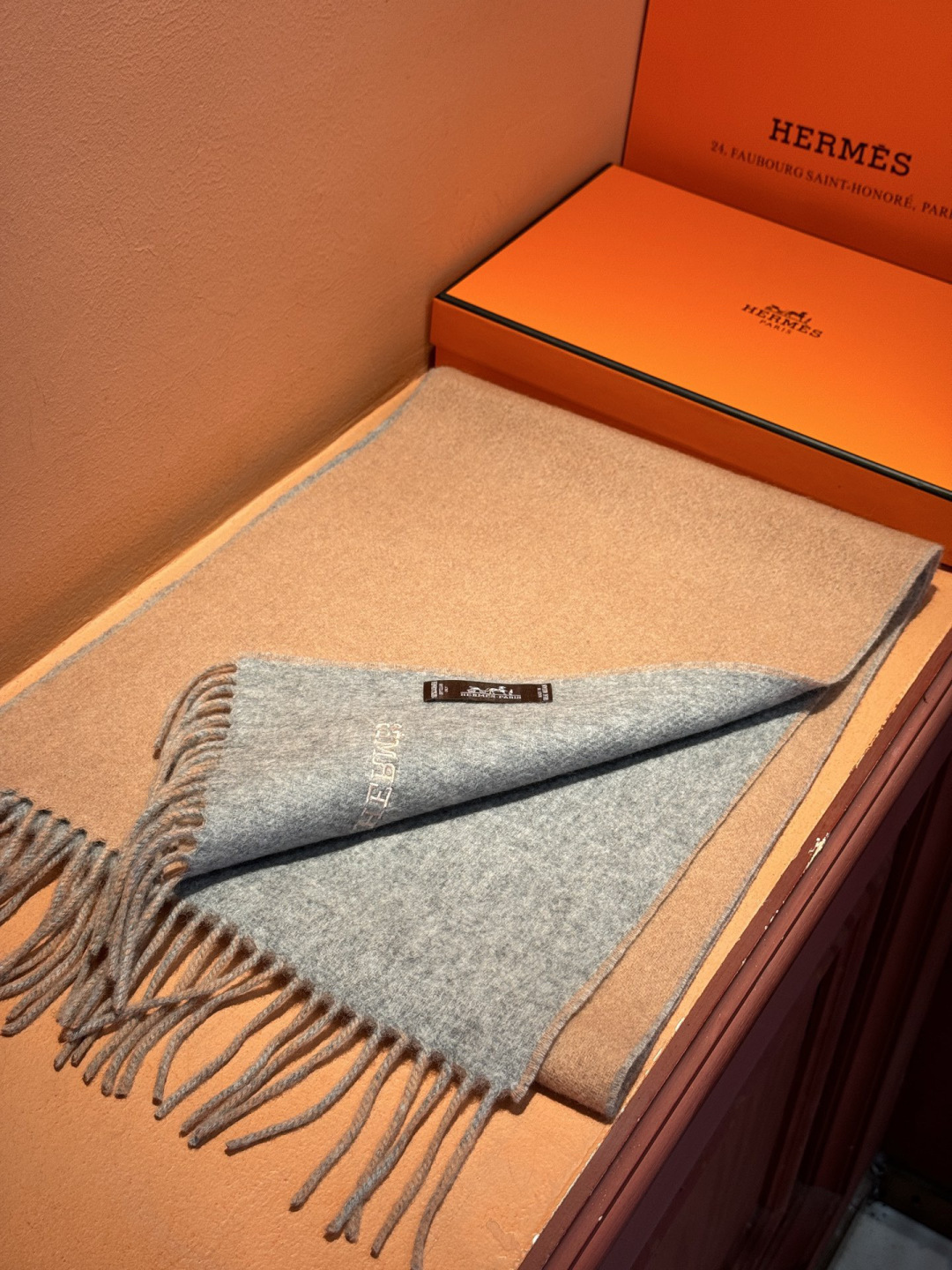 ✨✨太美了😍 爱马仕 情侣款 美到要尖叫😱专柜最新款🎊英伦欧美范儿 又是一款即时尚又实用的大围巾&长巾，