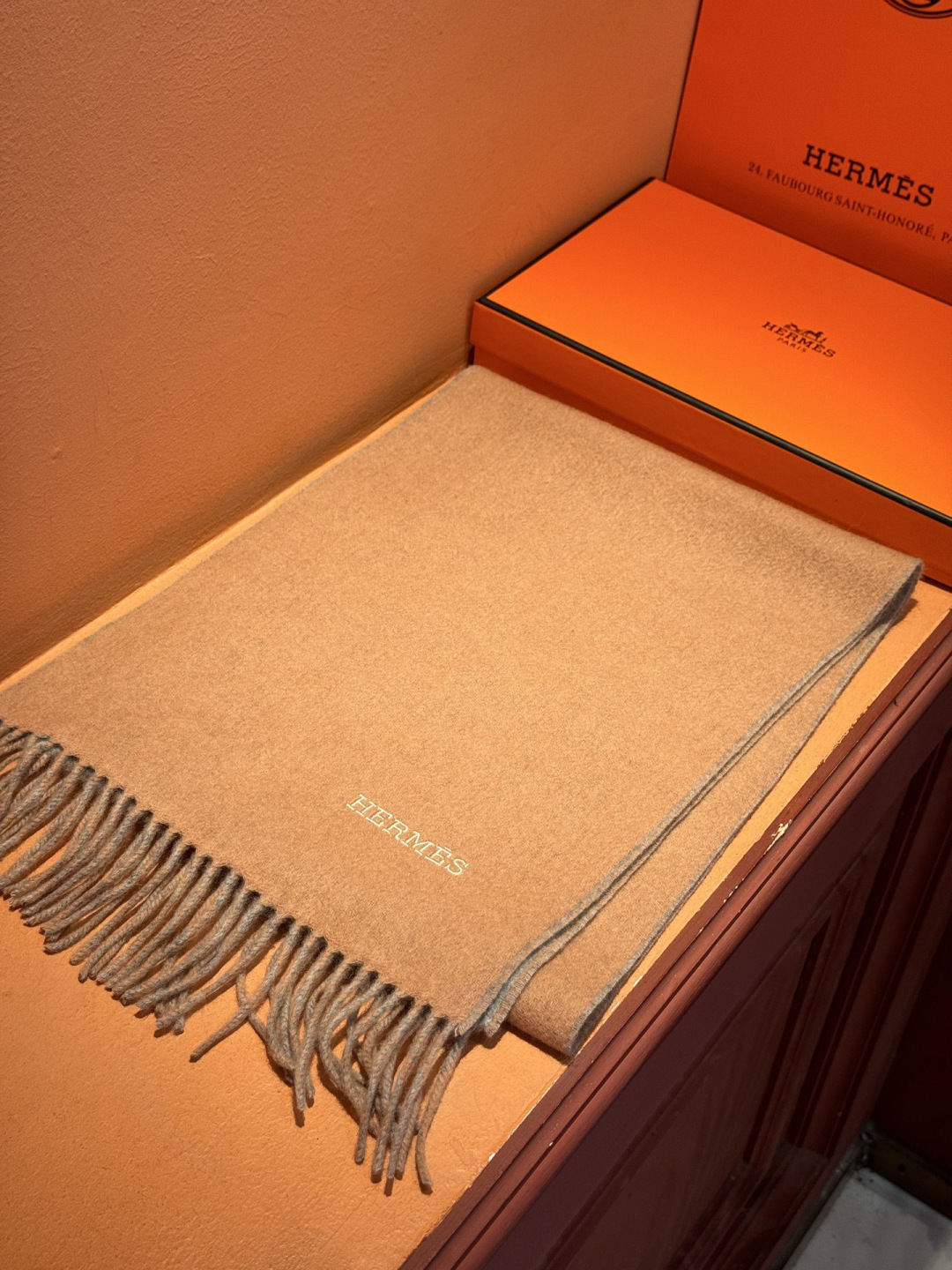 ✨✨太美了😍 爱马仕 情侣款 美到要尖叫😱专柜最新款🎊英伦欧美范儿 又是一款即时尚又实用的大围巾&长巾，