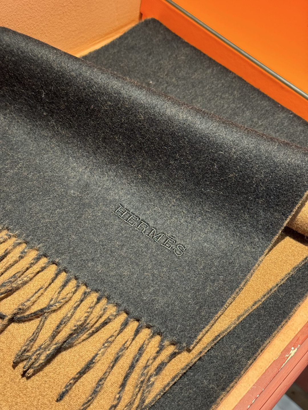 ✨✨太美了😍 爱马仕 情侣款 美到要尖叫😱专柜最新款🎊英伦欧美范儿 又是一款即时尚又实用的大围巾&长巾，