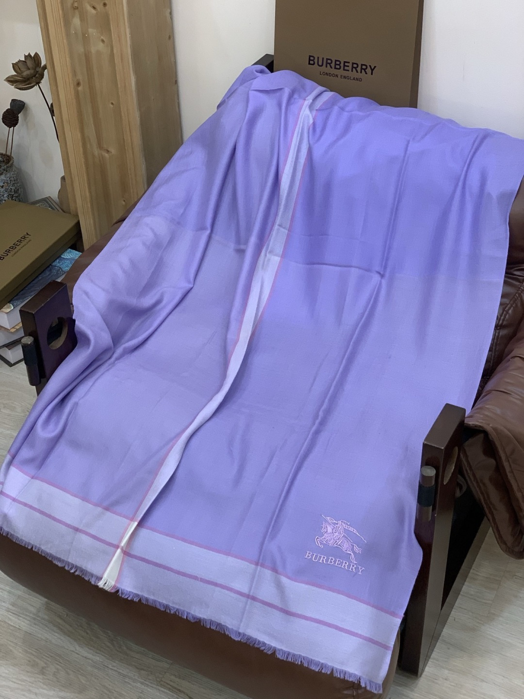 巴宝莉轻盈格纹围巾最新款出货了，精美马标刺绣logo，精湛制作工艺。首先臻选上乘的超细羊毛纤维，进行纯手