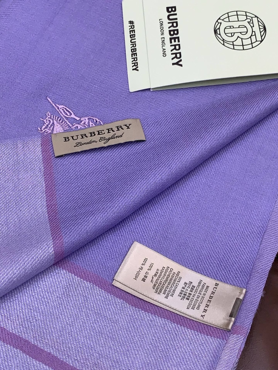 巴宝莉轻盈格纹围巾最新款出货了，精美马标刺绣logo，精湛制作工艺。首先臻选上乘的超细羊毛纤维，进行纯手