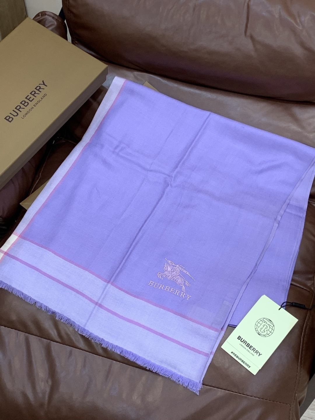 巴宝莉轻盈格纹围巾最新款出货了，精美马标刺绣logo，精湛制作工艺。首先臻选上乘的超细羊毛纤维，进行纯手