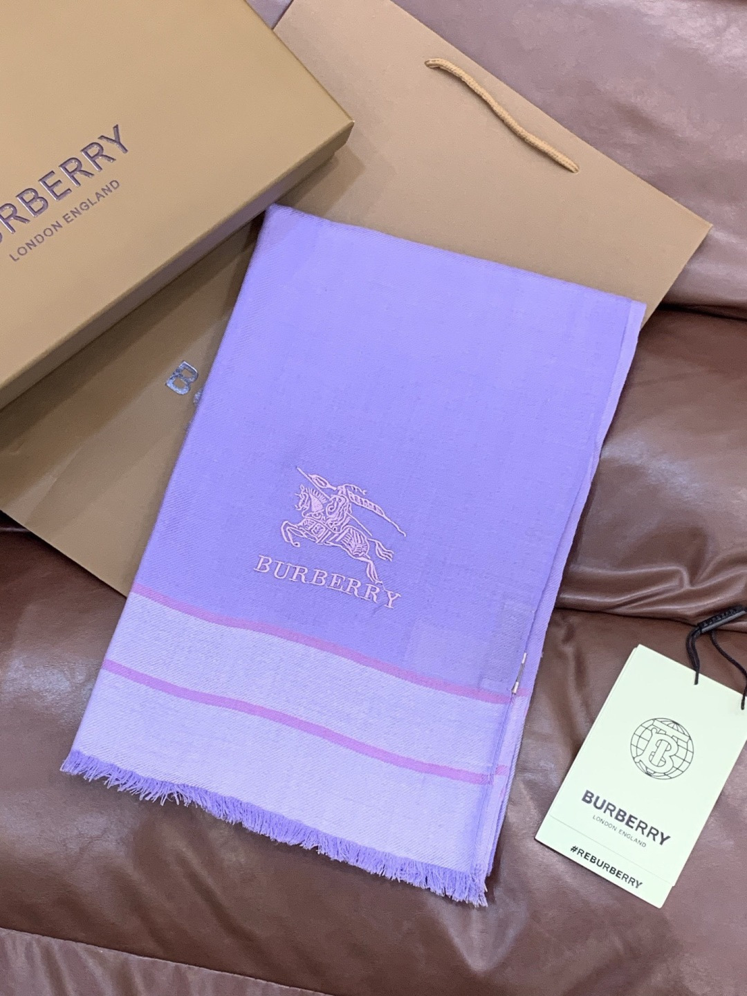 巴宝莉轻盈格纹围巾最新款出货了，精美马标刺绣logo，精湛制作工艺。首先臻选上乘的超细羊毛纤维，进行纯手