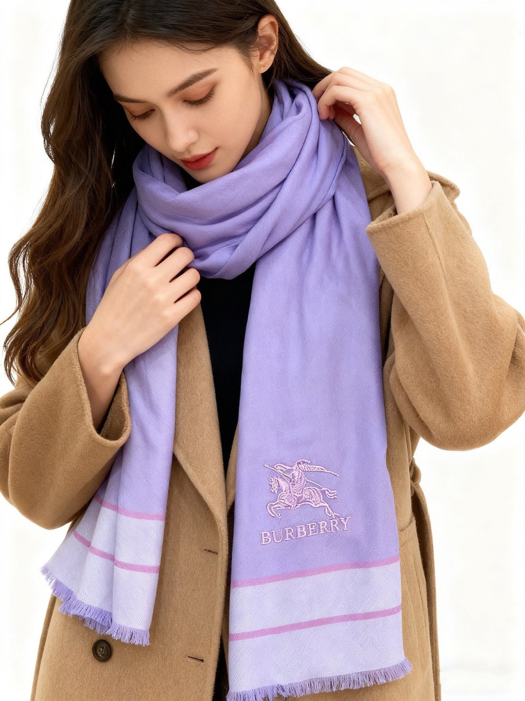 巴宝莉轻盈格纹围巾最新款出货了，精美马标刺绣logo，精湛制作工艺。首先臻选上乘的超细羊毛纤维，进行纯手