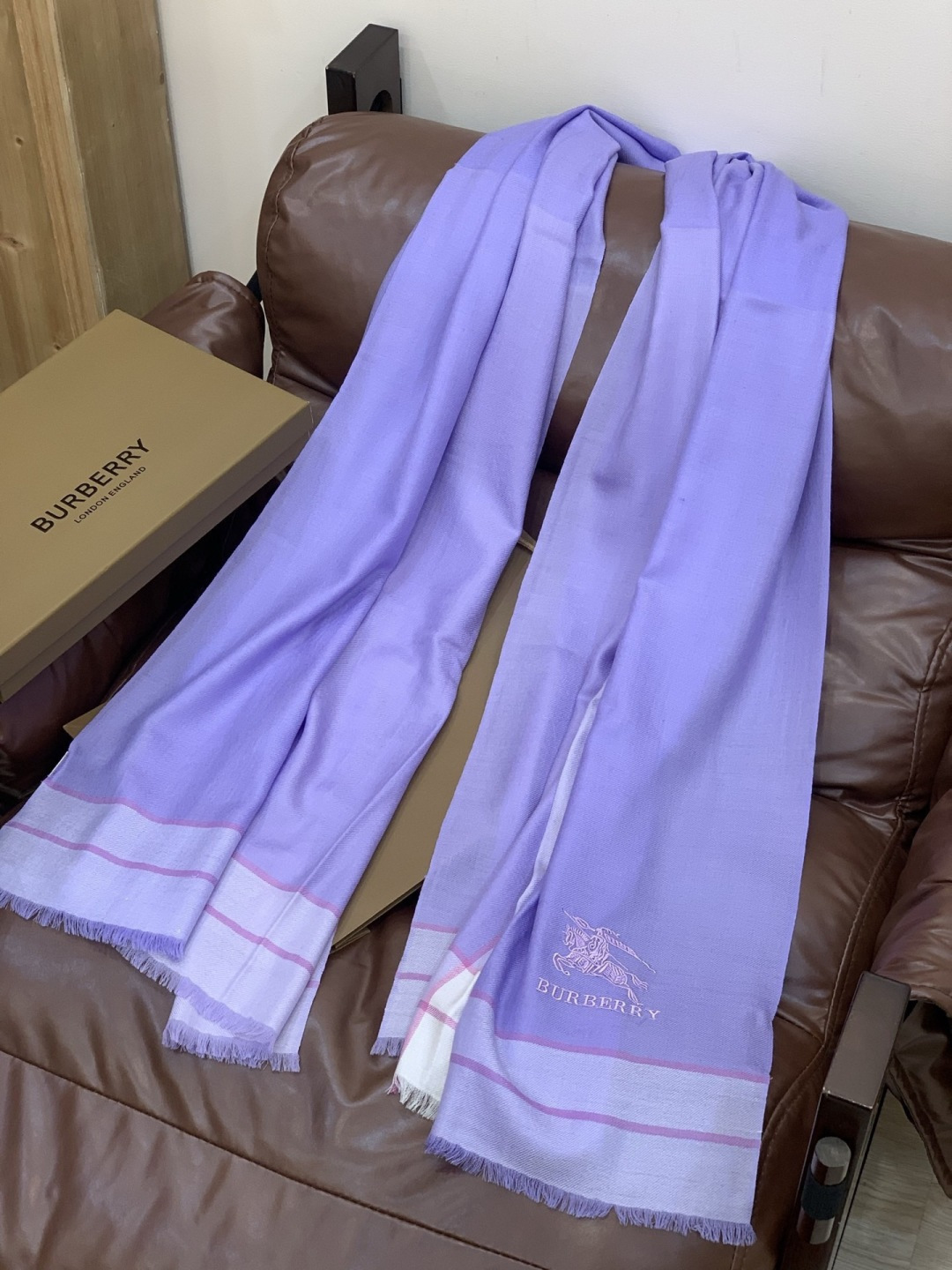 巴宝莉轻盈格纹围巾最新款出货了，精美马标刺绣logo，精湛制作工艺。首先臻选上乘的超细羊毛纤维，进行纯手