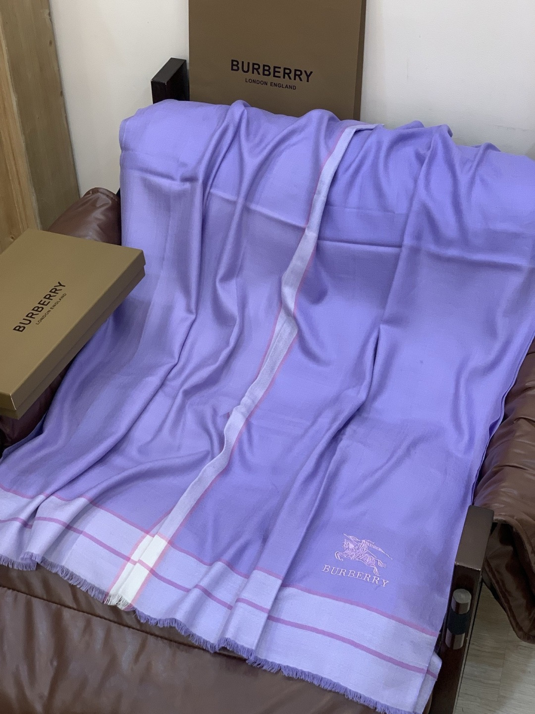 巴宝莉轻盈格纹围巾最新款出货了，精美马标刺绣logo，精湛制作工艺。首先臻选上乘的超细羊毛纤维，进行纯手