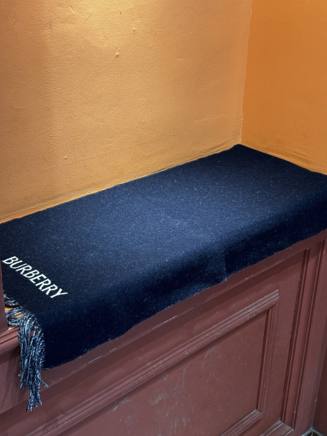 BURERRY(博柏利)新款围巾，采用高品质面料，柔软舒适，保暖性能卓越。经典的设计风格，展现出博柏利独