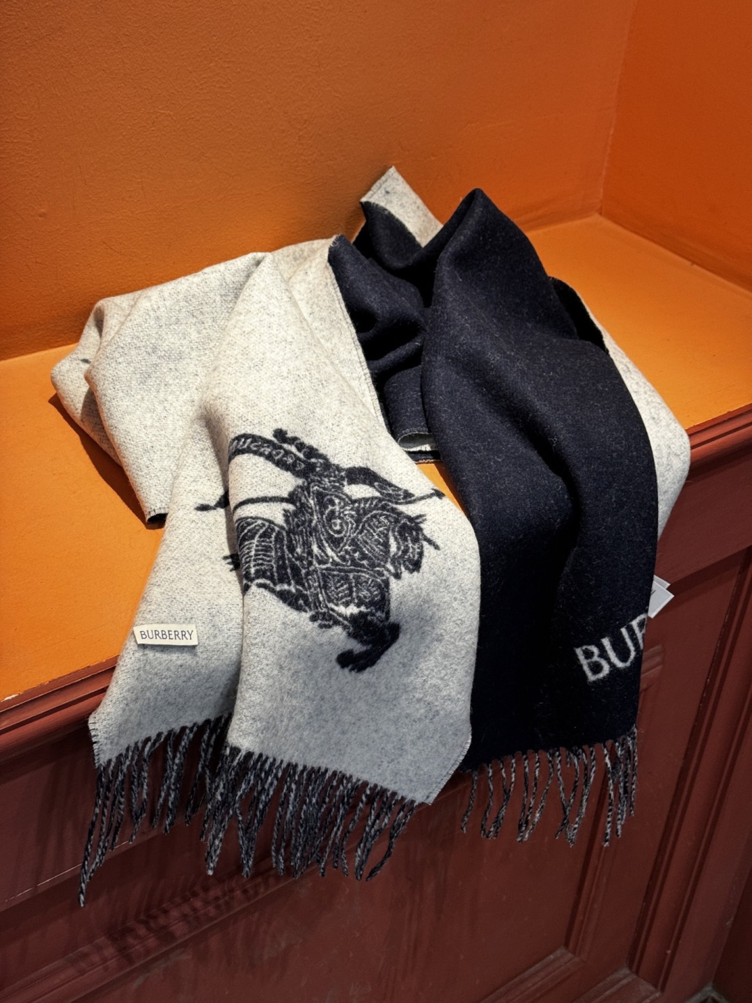 BURERRY(博柏利)新款围巾，采用高品质面料，柔软舒适，保暖性能卓越。经典的设计风格，展现出博柏利独