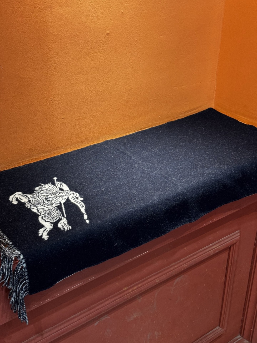 BURERRY(博柏利)新款围巾，采用高品质面料，柔软舒适，保暖性能卓越。经典的设计风格，展现出博柏利独