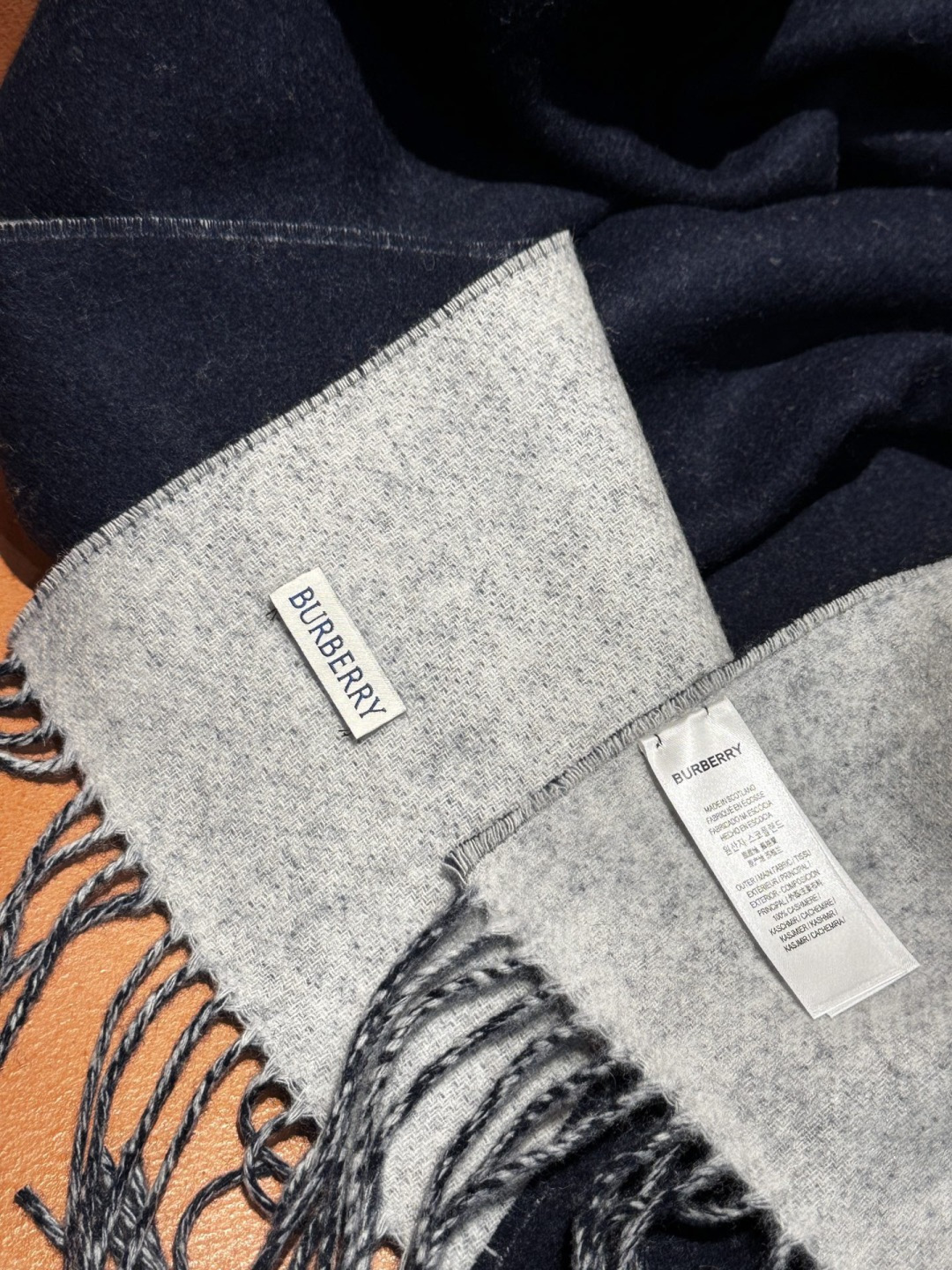 BURERRY(博柏利)新款围巾，采用高品质面料，柔软舒适，保暖性能卓越。经典的设计风格，展现出博柏利独