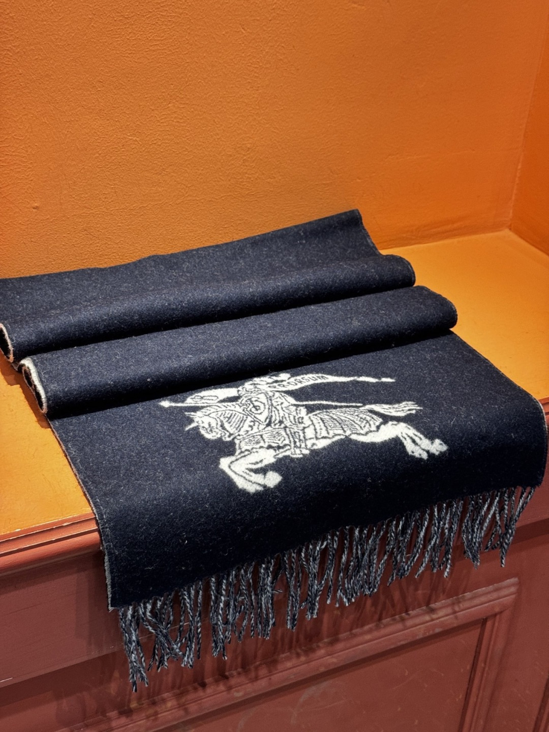 BURERRY(博柏利)新款围巾，采用高品质面料，柔软舒适，保暖性能卓越。经典的设计风格，展现出博柏利独