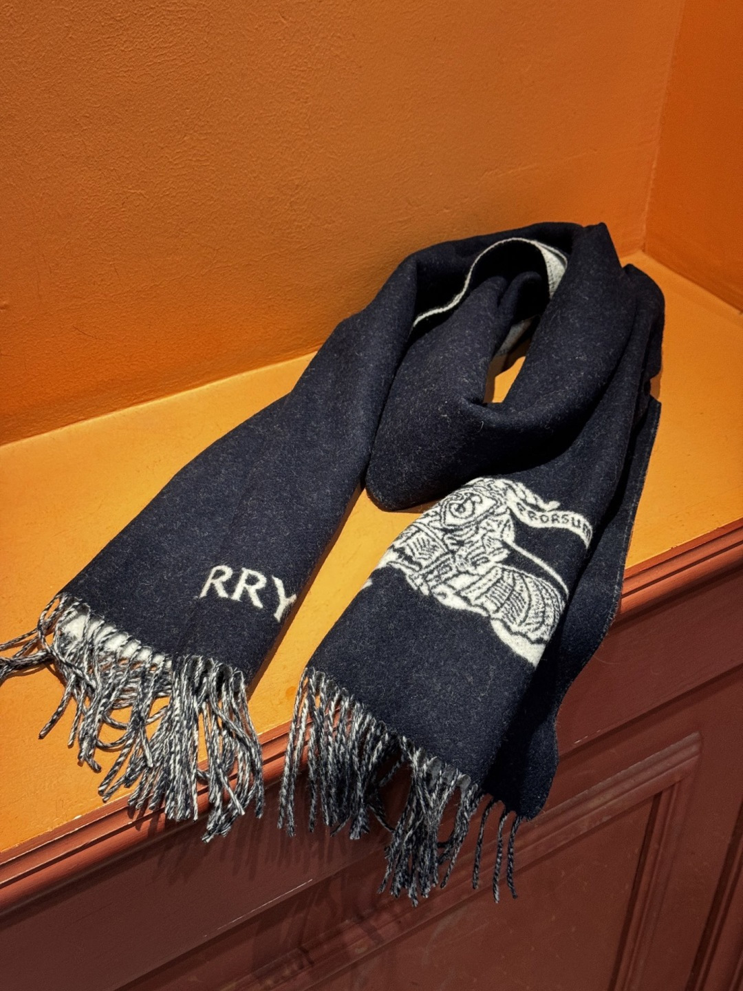 BURERRY(博柏利)新款围巾，采用高品质面料，柔软舒适，保暖性能卓越。经典的设计风格，展现出博柏利独