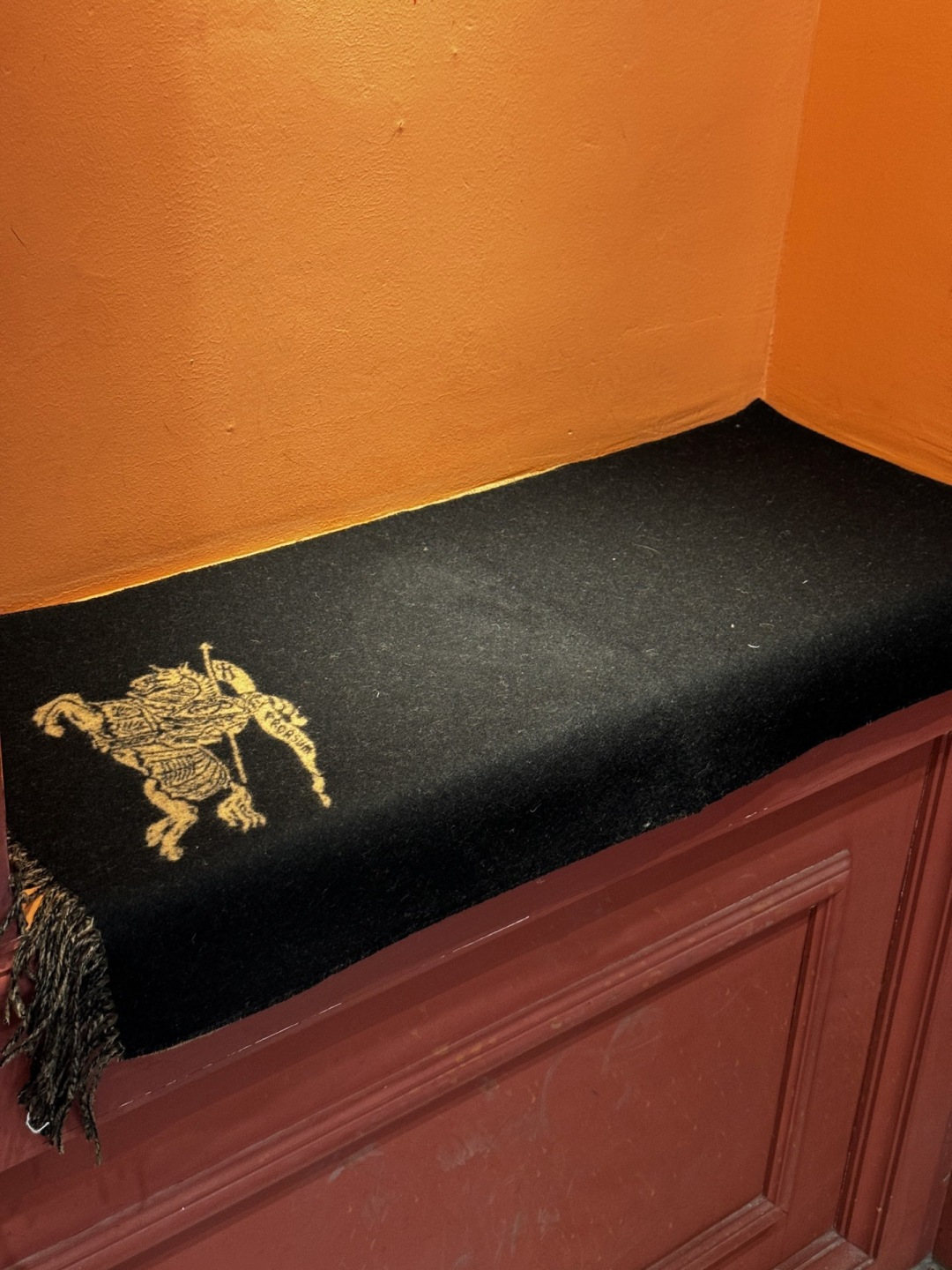 BURERRY(博柏利)新款围巾，采用高品质面料，柔软舒适，保暖性能卓越。经典的设计风格，展现出博柏利独