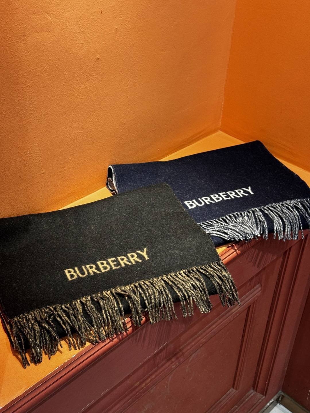 BURERRY(博柏利)新款围巾，采用高品质面料，柔软舒适，保暖性能卓越。经典的设计风格，展现出博柏利独