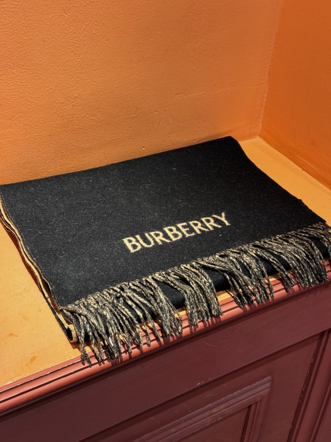 BURERRY(博柏利)新款围巾，采用高品质面料，柔软舒适，保暖性能卓越。经典的设计风格，展现出博柏利独