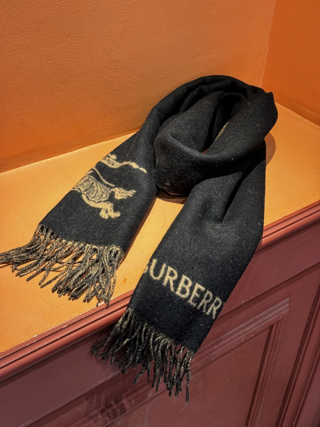 BURERRY(博柏利)新款围巾，采用高品质面料，柔软舒适，保暖性能卓越。经典的设计风格，展现出博柏利独