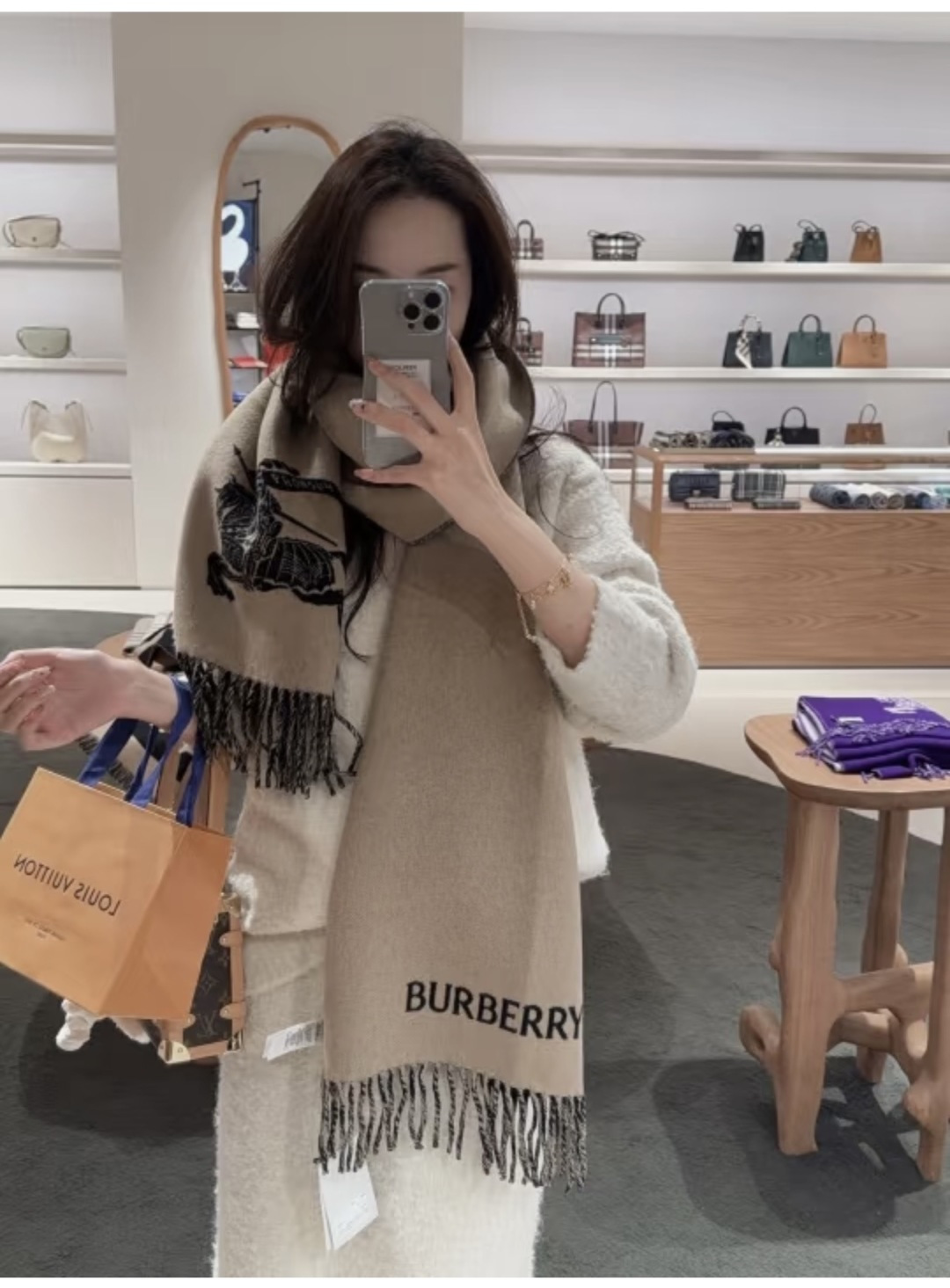 BURERRY(博柏利)新款围巾，采用高品质面料，柔软舒适，保暖性能卓越。经典的设计风格，展现出博柏利独