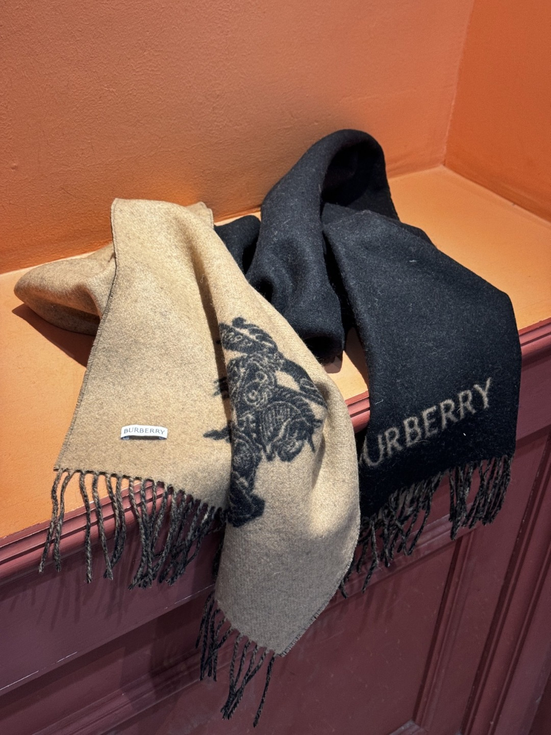 BURERRY(博柏利)新款围巾，采用高品质面料，柔软舒适，保暖性能卓越。经典的设计风格，展现出博柏利独