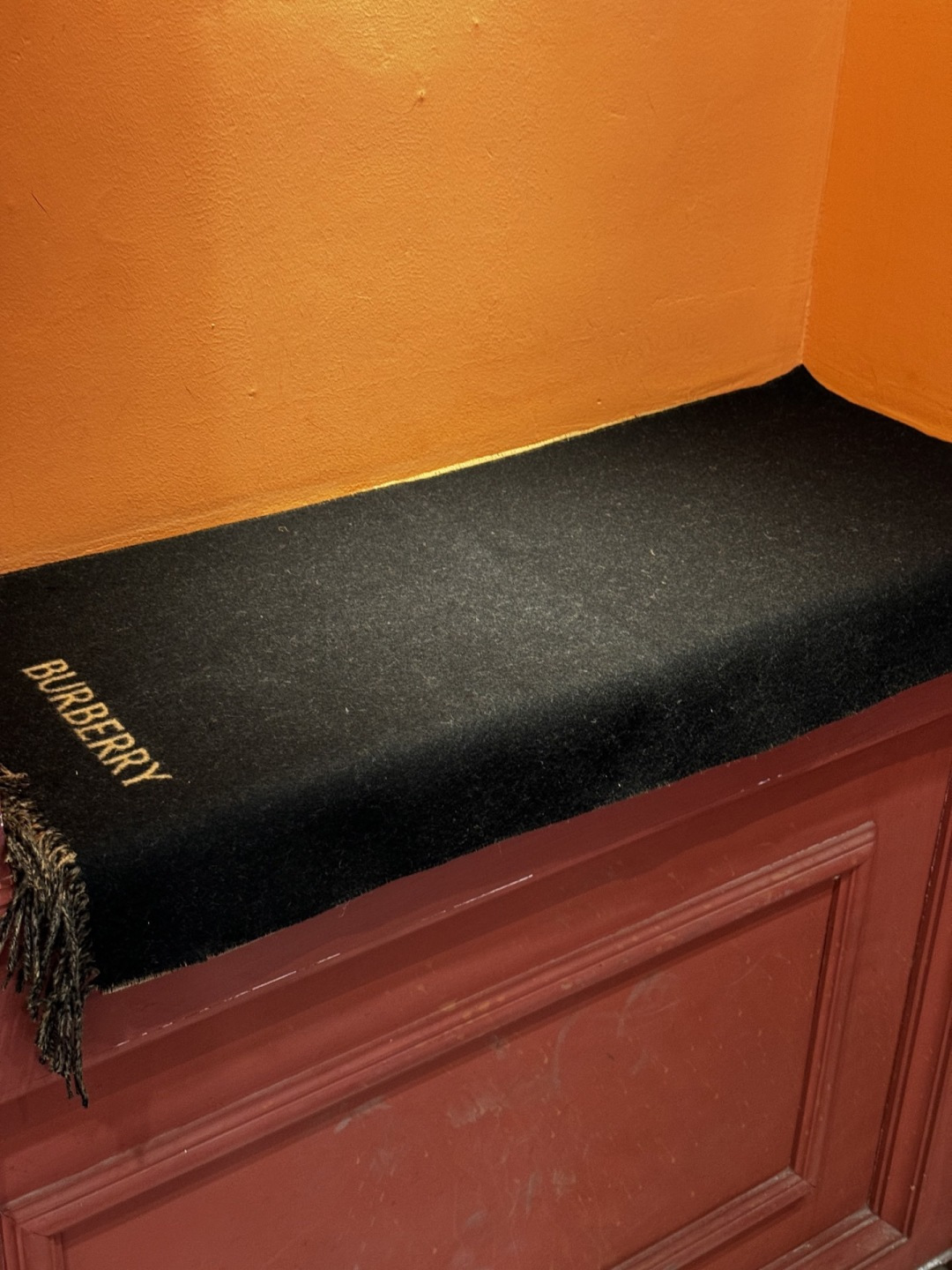 BURERRY(博柏利)新款围巾，采用高品质面料，柔软舒适，保暖性能卓越。经典的设计风格，展现出博柏利独