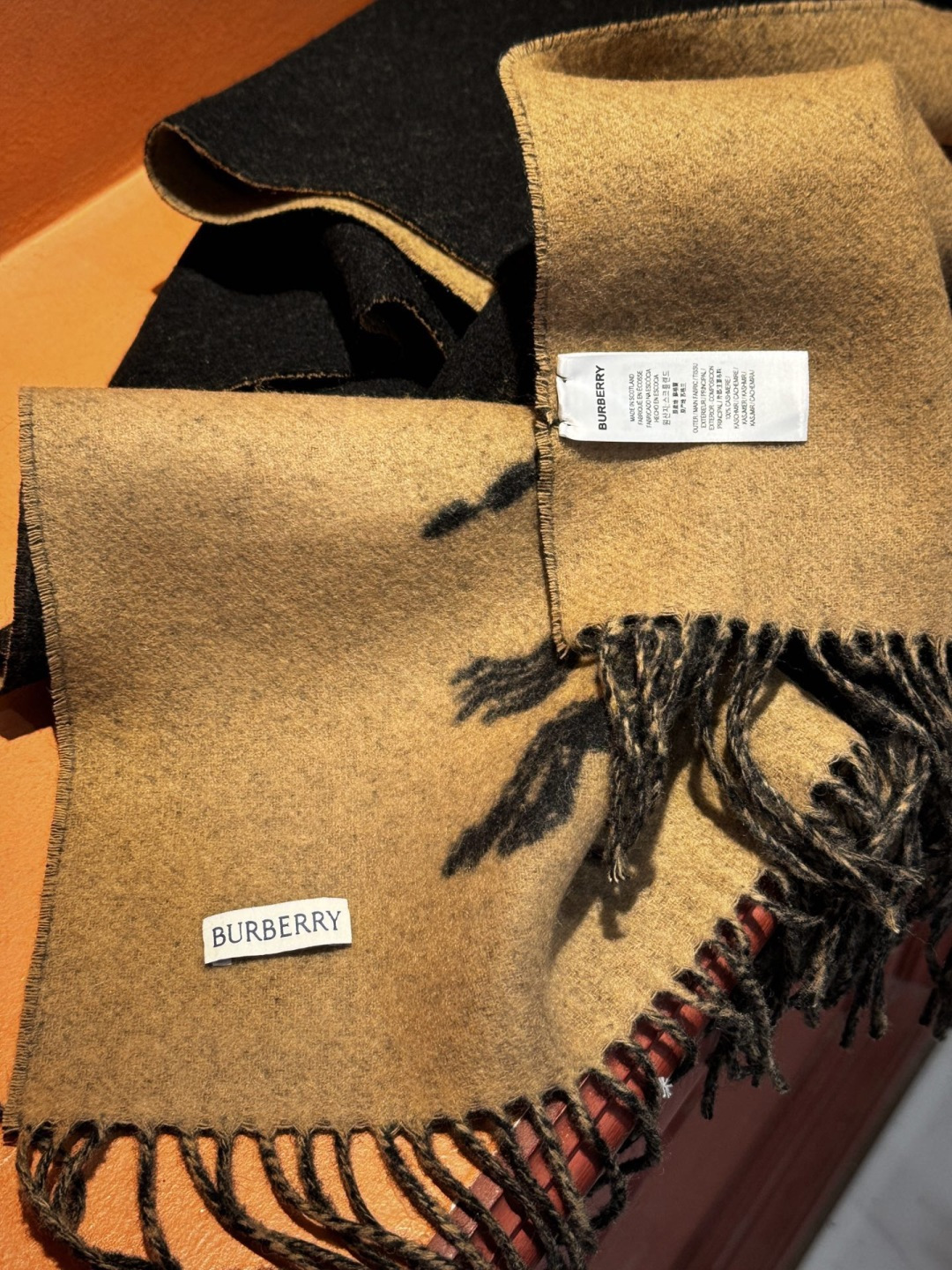 BURERRY(博柏利)新款围巾，采用高品质面料，柔软舒适，保暖性能卓越。经典的设计风格，展现出博柏利独