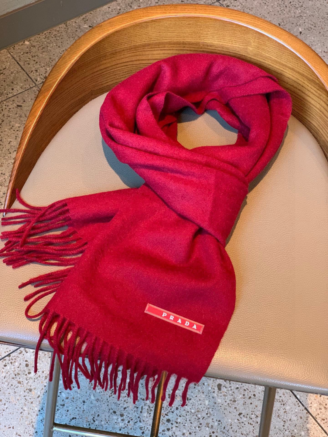 普拉达（PRADA）最新情侣款围巾 大方 简约 是成功男士不二追求 经典图案搭配LOGO设计 时尚色调 