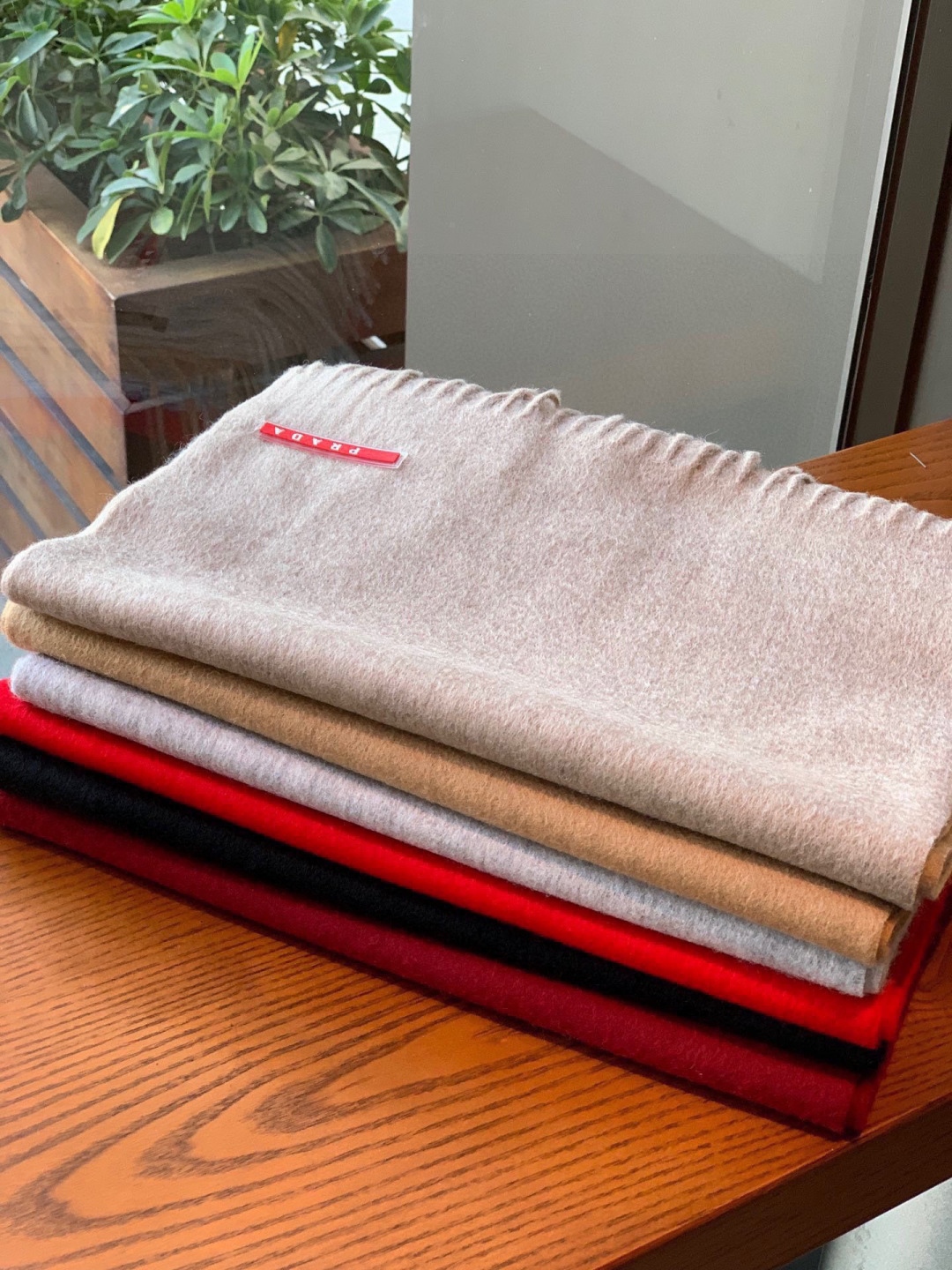 普拉达（PRADA）最新情侣款围巾 大方 简约 是成功男士不二追求 经典图案搭配LOGO设计 时尚色调 