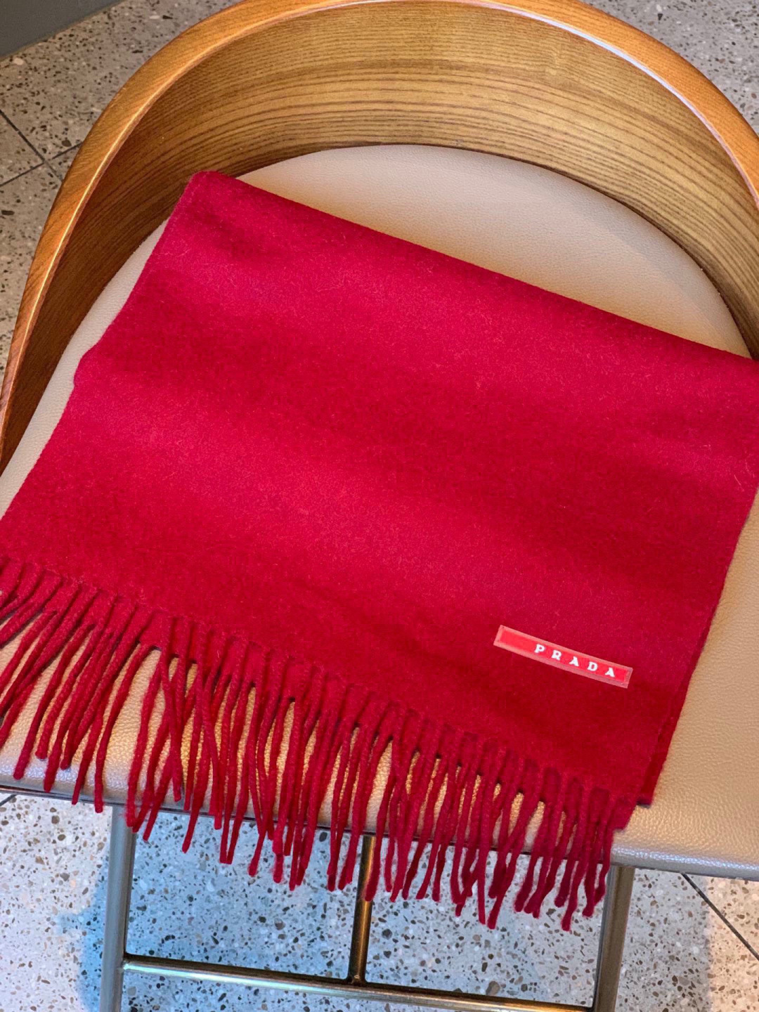 普拉达（PRADA）最新情侣款围巾 大方 简约 是成功男士不二追求 经典图案搭配LOGO设计 时尚色调 