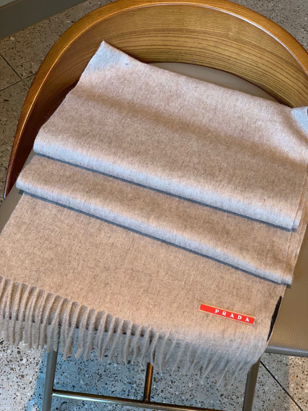 普拉达（PRADA）最新情侣款围巾 大方 简约 是成功男士不二追求 经典图案搭配LOGO设计 时尚色调 