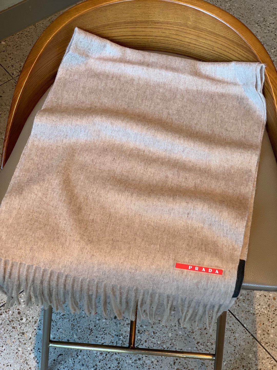 普拉达（PRADA）最新情侣款围巾 大方 简约 是成功男士不二追求 经典图案搭配LOGO设计 时尚色调 