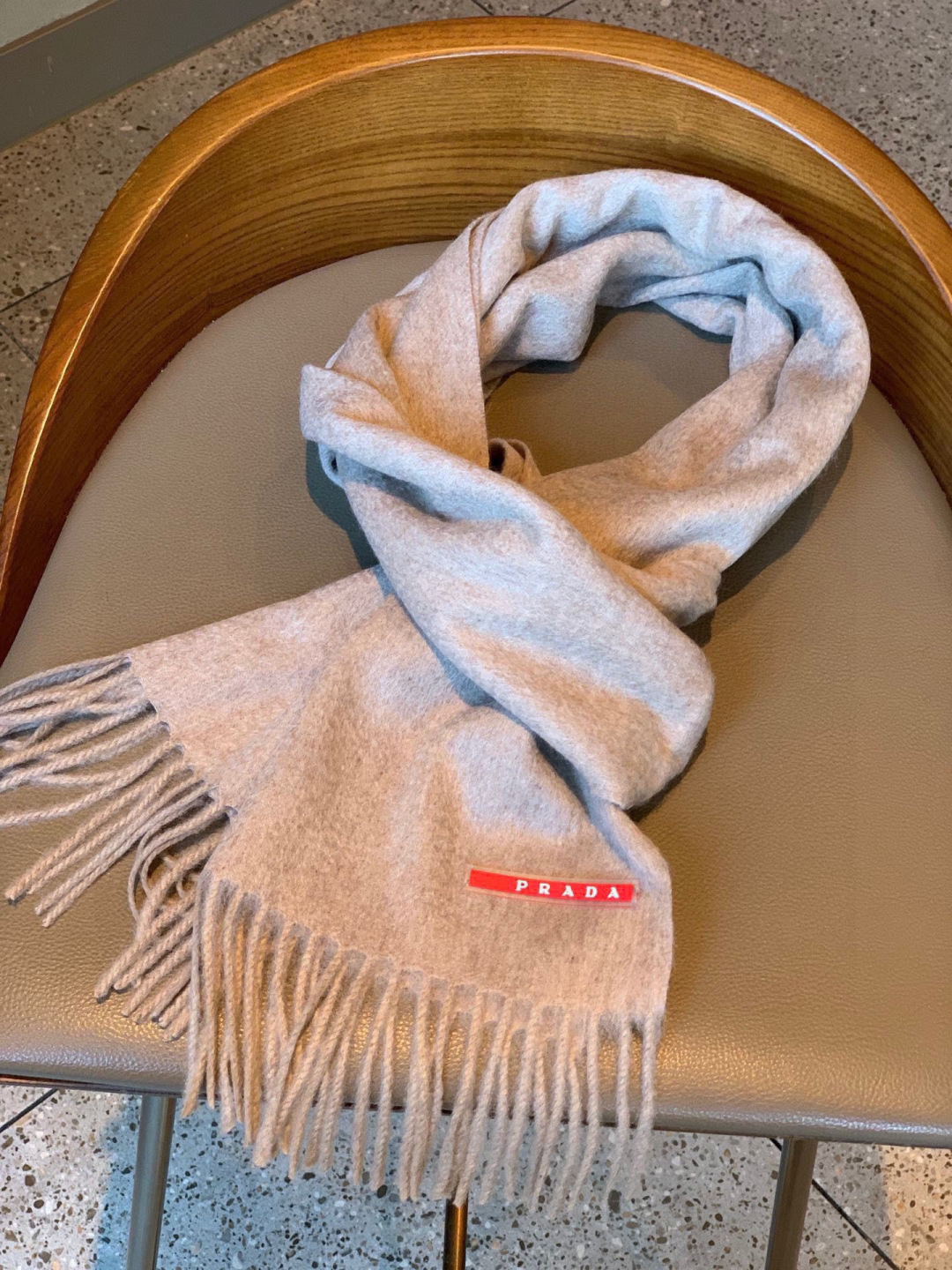 普拉达（PRADA）最新情侣款围巾 大方 简约 是成功男士不二追求 经典图案搭配LOGO设计 时尚色调 