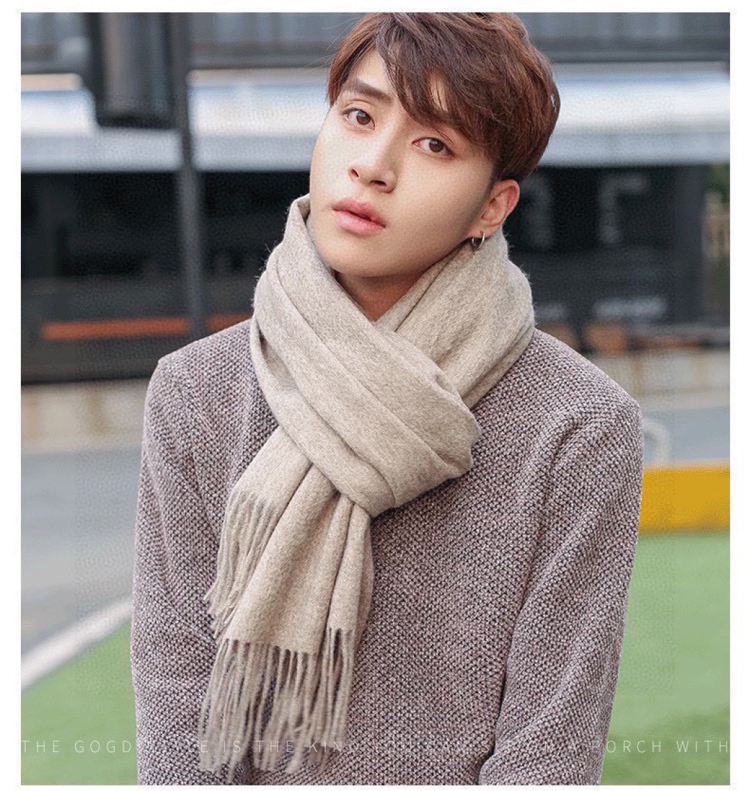 普拉达（PRADA）最新情侣款围巾 大方 简约 是成功男士不二追求 经典图案搭配LOGO设计 时尚色调 