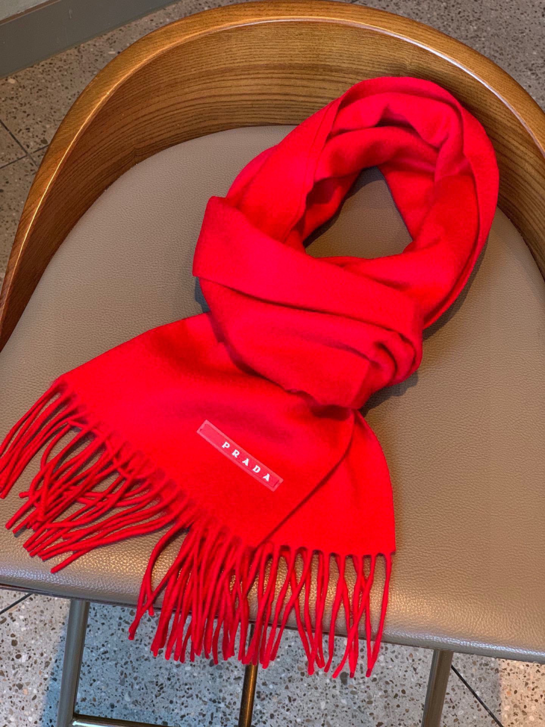 普拉达（PRADA）最新情侣款围巾 大方 简约 是成功男士不二追求 经典图案搭配LOGO设计 时尚色调 