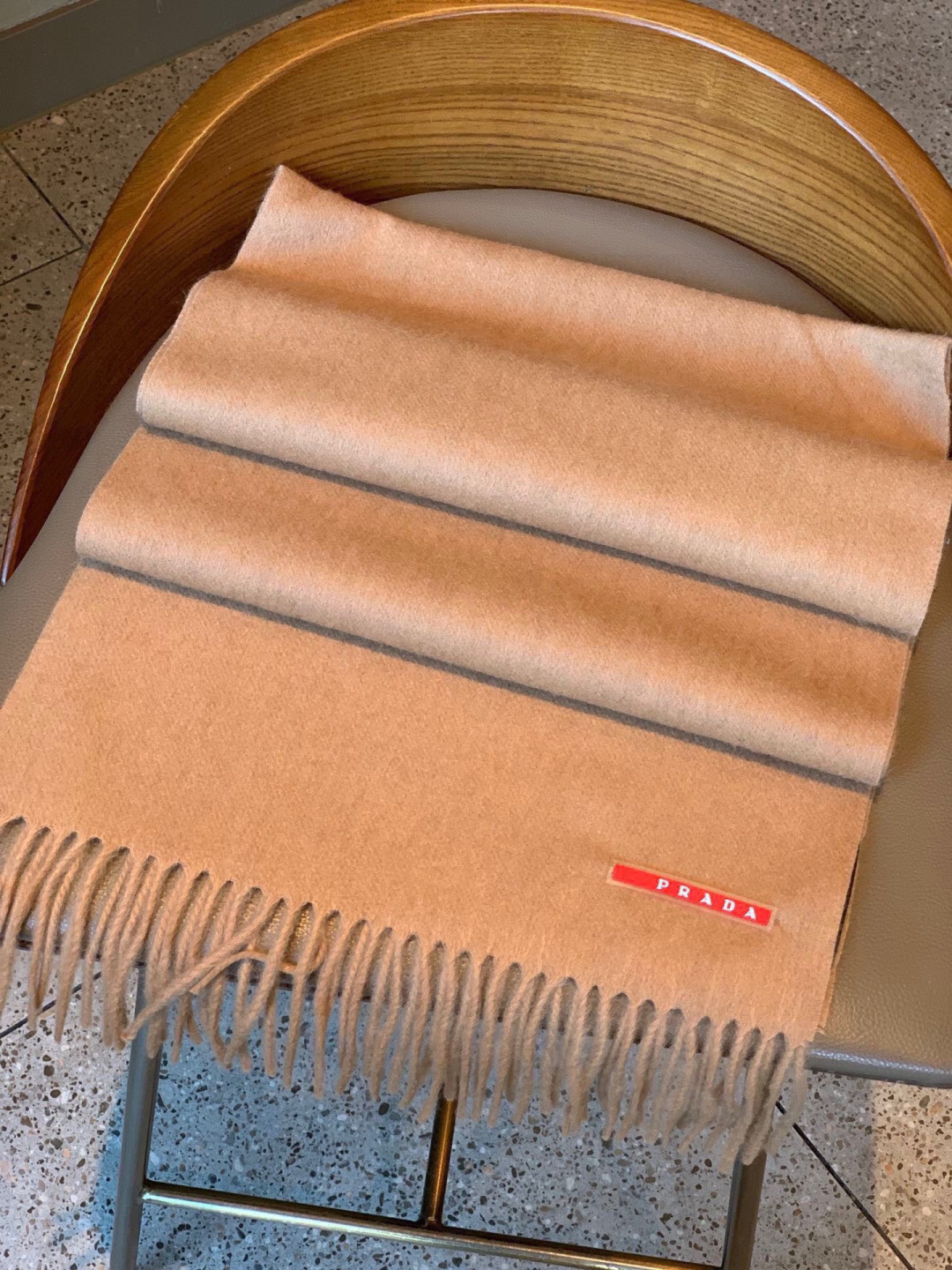 普拉达（PRADA）最新情侣款围巾 大方 简约 是成功男士不二追求 经典图案搭配LOGO设计 时尚色调 