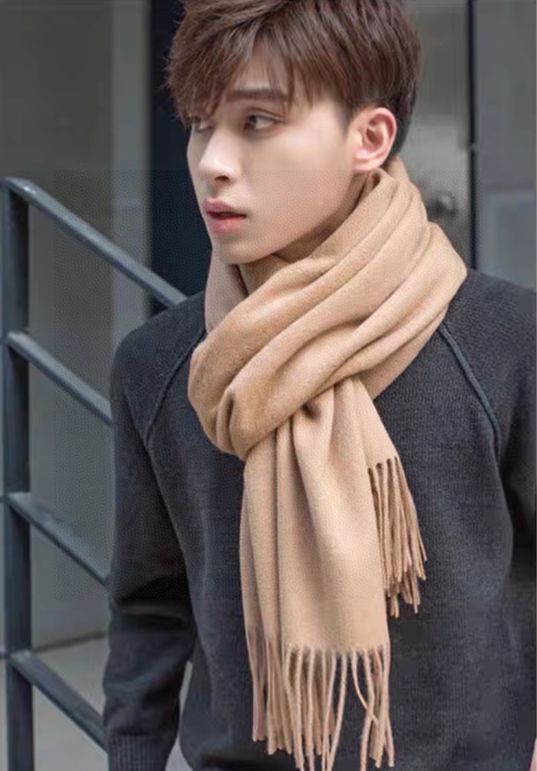 普拉达（PRADA）最新情侣款围巾 大方 简约 是成功男士不二追求 经典图案搭配LOGO设计 时尚色调 