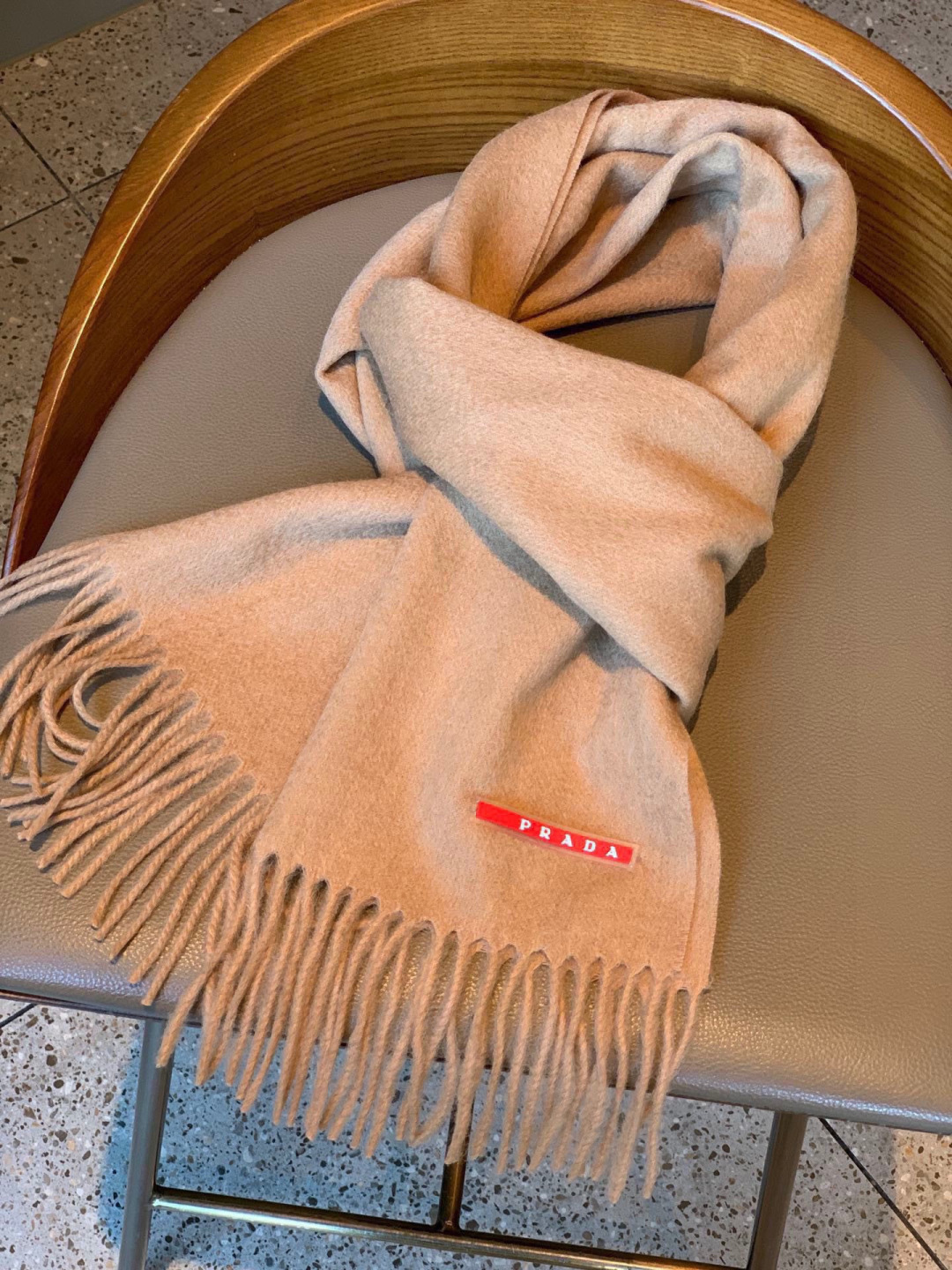普拉达（PRADA）最新情侣款围巾 大方 简约 是成功男士不二追求 经典图案搭配LOGO设计 时尚色调 