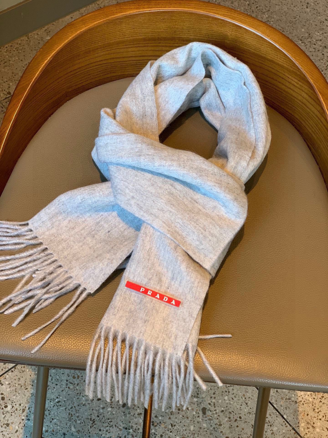 普拉达（PRADA）最新情侣款围巾 大方 简约 是成功男士不二追求 经典图案搭配LOGO设计 时尚色调 