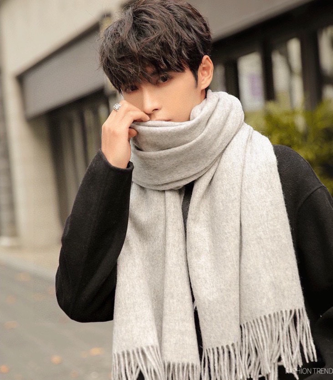 普拉达（PRADA）最新情侣款围巾 大方 简约 是成功男士不二追求 经典图案搭配LOGO设计 时尚色调 