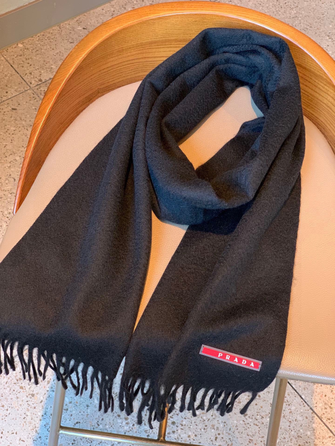 普拉达（PRADA）最新情侣款围巾 大方 简约 是成功男士不二追求 经典图案搭配LOGO设计 时尚色调 