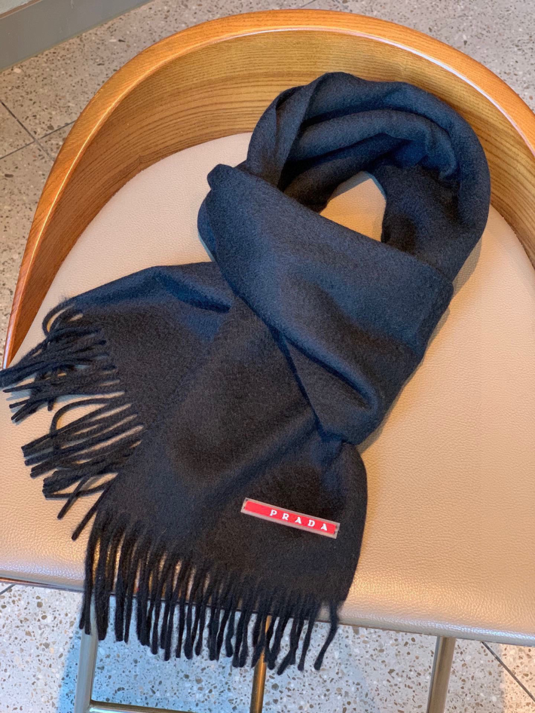 普拉达（PRADA）最新情侣款围巾 大方 简约 是成功男士不二追求 经典图案搭配LOGO设计 时尚色调 